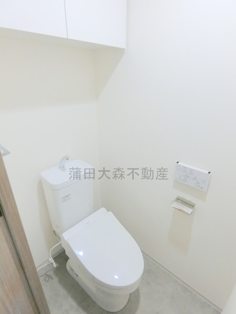GRAN PASEO蒲田Ⅲのトイレ|棚収納と温水洗浄便座付きのトイレ