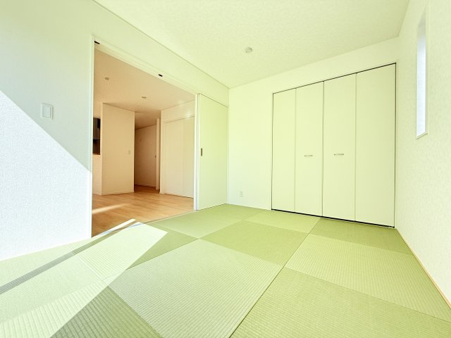 つくば市若葉第11　新築戸建の和室|家具や小物を合わせやすいシンプルデザイン♪
広さや日当たりなど、写真では伝えきれない部分を現地で確認してみませんか？