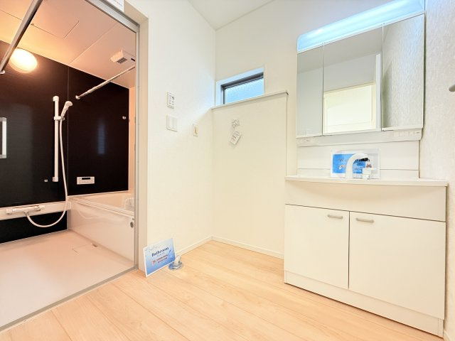 つくば市若葉第11　新築戸建の独立洗面台|収納力と機能性に優れたお手入れラクラクのゆったりとした洗面台で、朝の忙しい時間でも身支度準備がスムーズです。