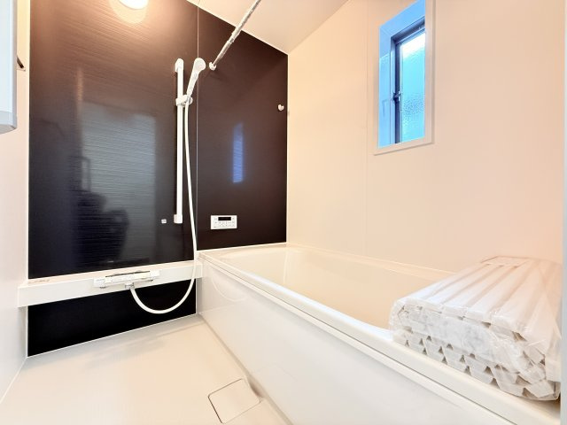 つくば市若葉第11　新築戸建の浴室|浴室暖房乾燥機付きで冬場のお風呂もあったか快適！乾燥モードを使えば浴室内で洗濯物を乾かせます。