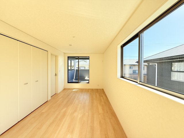 つくば市若葉第11　新築戸建の洋室|家具や小物を合わせやすいシンプルデザイン♪
広さや日当たりなど、写真では伝えきれない部分を現地で確認してみませんか？