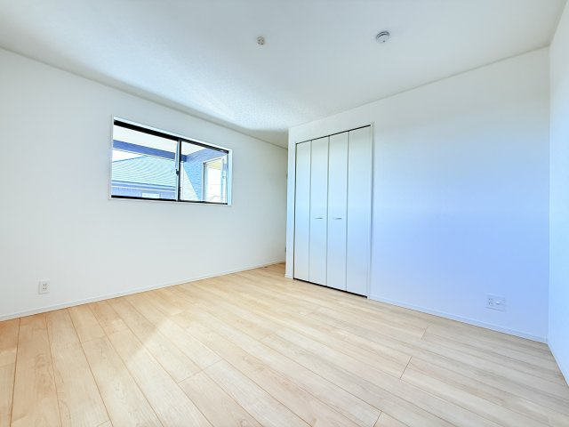 つくば市若葉第11　新築戸建の洋室|家具や小物を合わせやすいシンプルデザイン♪
広さや日当たりなど、写真では伝えきれない部分を現地で確認してみませんか？