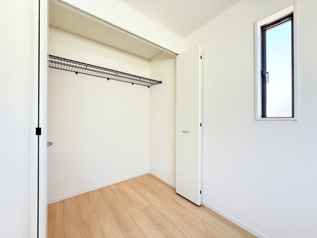 つくば市若葉第11　新築戸建の収納|普段使いのお洋服や小物はもちろん、季節物のお洋服などもしっかりと整理整頓おしまい頂けます。居室空間をより広く隅々までお使いいただけますね。