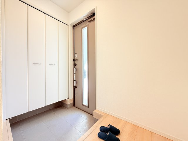 つくば市若葉第11　新築戸建の玄関|気持ちの良い一日の始まりは笑顔でスタートしたいですよね。玄関ホールがスッキリ広々としていると帰る時も出ていく時も気持ちが良いものです！