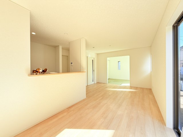 つくば市若葉第11　新築戸建の居間・リビング|広々とした15帖ＬＤＫ♪
家具を置いても窮屈感を感じず過ごせます。