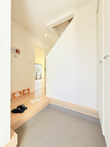 つくば市若葉第11　新築戸建の玄関|気持ちの良い一日の始まりは笑顔でスタートしたいですよね。玄関ホールがスッキリ広々としていると帰る時も出ていく時も気持ちが良いものです！