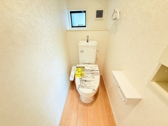 つくば市若葉第11　新築戸建のトイレ|サッとひと拭きで汚れがつるんと落ちるシャワートイレ。温便座なので１年中快適に使えます。
