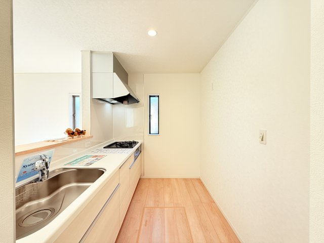 つくば市若葉第11　新築戸建のキッチン|家族とのコミュニケーションや小さいお子さんの様子を見守りながら安心して料理ができます。洗練されたスタイリッシュなデザインと使い勝手を追求した設備、豊富な収納力も大満足です。