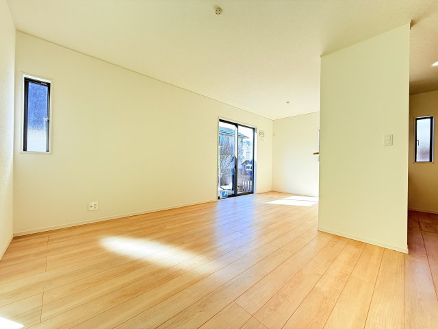 つくば市若葉第11　新築戸建の居間・リビング|広々とした15帖ＬＤＫ♪
家具を置いても窮屈感を感じず過ごせます。