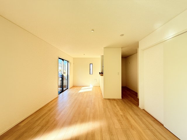 つくば市若葉第11　新築戸建の居間・リビング|広々とした15帖ＬＤＫ♪
家具を置いても窮屈感を感じず過ごせます。