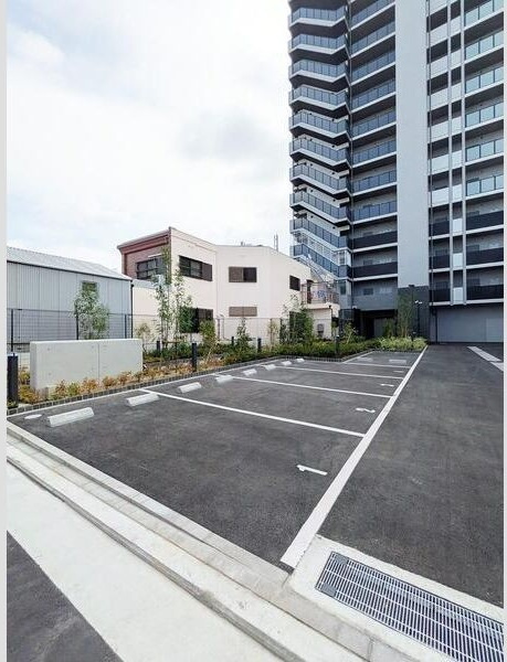 S-RESIDENCE堺湊駅前azureの駐車場