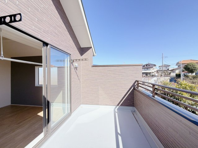 【バルコニー】 | 高崎市下小塙町　新築住宅 | 陽光がたっぷり差し込むバルコニーは、家族のくつろぎぎ空間。グリーンを飾ったりチェアを置いて読書を楽しむなど、自分だけのアウトドアリビングとしても活用できます。