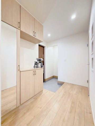 【その他】 | 高崎市下小塙町　新築住宅 | 自然光が差し込む明るい玄関は、帰るたびにほっとする暖かな雰囲気。木目調のドアや床が、優しい印象を与えてくれます。
