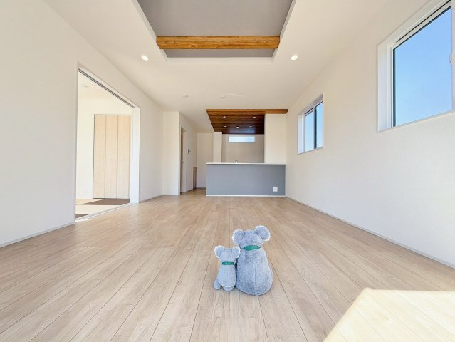 【居間・リビング】 | 高崎市下小塙町　新築住宅 | 上質な素材感と明るい空間が調和するリビング・ダイニング。家族やゲストをもてなす、ワンランク上のくつろぎをお届けします。