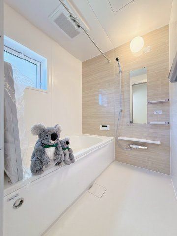 【浴室】 | 高崎市下小塙町　新築住宅 | ほどよい優しいライトに包まれたバスルーム。香りの良いバスソルトに身をまかせ、浴槽でゆっくりと深呼吸。一日の疲れが癒されます。