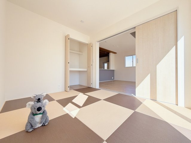 【和室】 | 高崎市下小塙町　新築住宅 | リビングに隣接する和室は柔らかな畳で音も響きにくく衝撃を吸収。キッチンから見守れるキッズスペースとしても使用可能です。