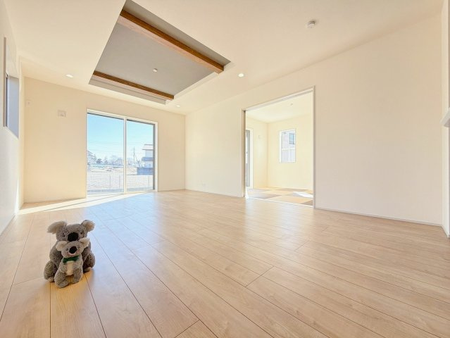 【居間・リビング】 | 高崎市下小塙町　新築住宅 | 家族が自然と集まるリビング・ダイニング明るい光が差し込み、笑顔があふれる心地よい空間です。ゆったりとした広さで、くつろぎの時間をお過ごしいただけます。