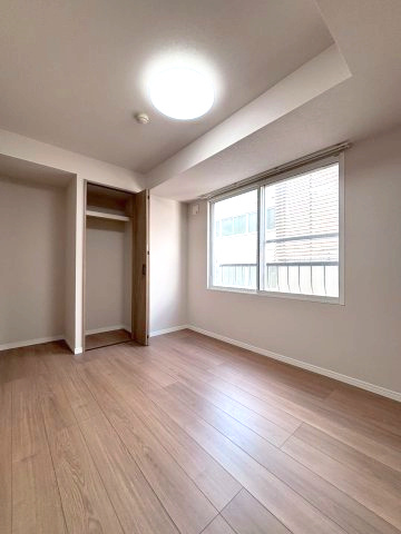 マンション大通の洋室