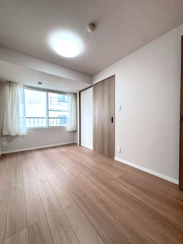 マンション大通の洋室