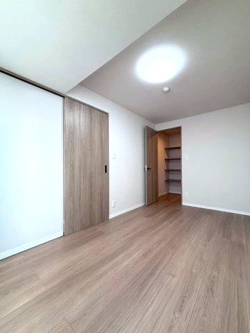 マンション大通の洋室