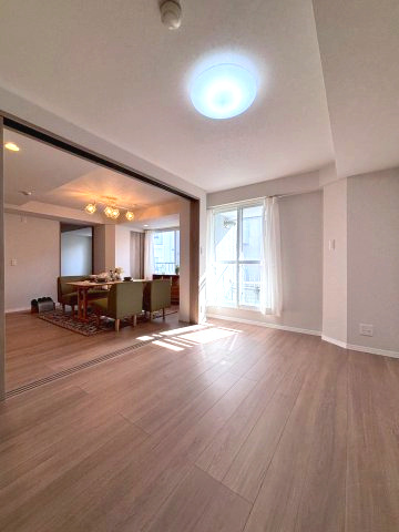 マンション大通の洋室