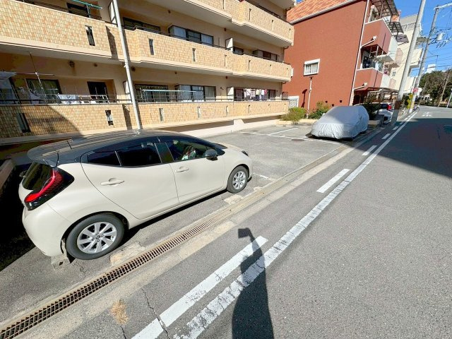 クラウンハイム東淀川弐番館の駐車場