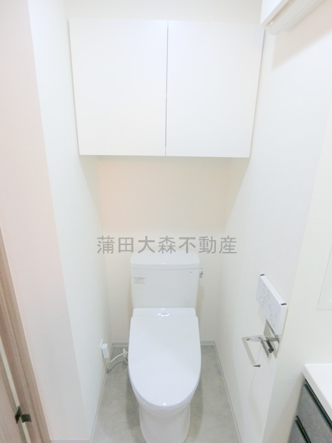 GRAN PASEO蒲田Ⅲのトイレ|棚収納と温水洗浄便座付きのトイレ