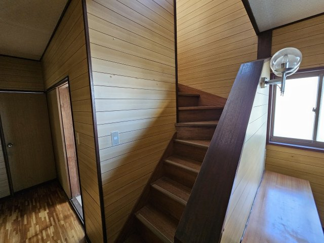 北堀中古住宅の設備|階段