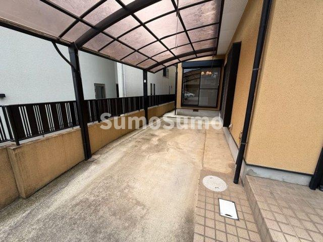 三条南町貸戸建の駐車場
