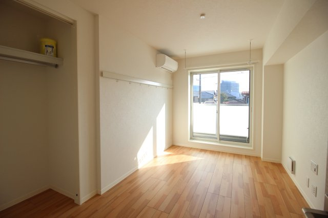 クレインレジデンス世田谷の居間・リビング|南東向きの窓がある洋室♪