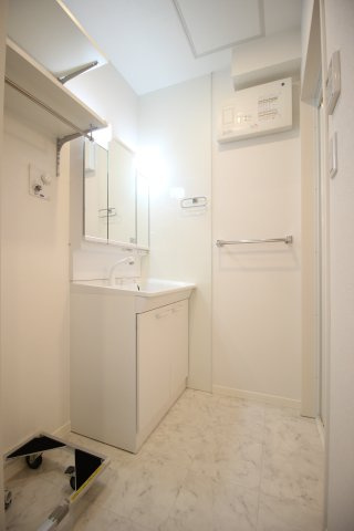 クレインレジデンス世田谷の洗面所|三面鏡付き洗髪洗面化粧台♪