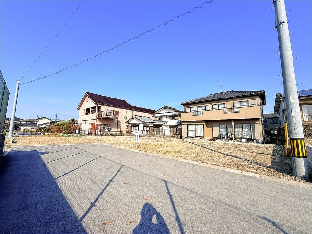 宅間田分譲地の前面道路含む現地写真