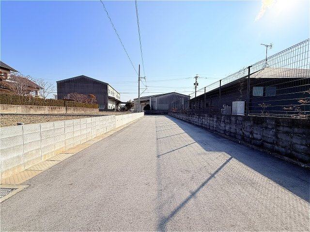 宅間田分譲地の前面道路含む現地写真