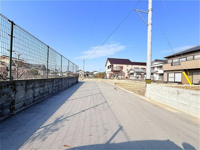 宅間田分譲地の前面道路含む現地写真