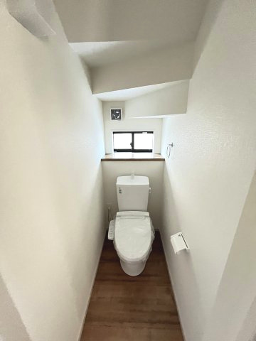 【トイレ】 | 大野城市南ケ丘5丁目4期　1号棟（全2棟）【仲介手数料無料・0円】 | 現地写真。1階のトイレです。