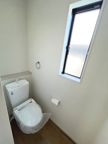【トイレ】 | 大野城市南ケ丘5丁目4期　1号棟（全2棟）【仲介手数料無料・0円】 | 現地写真。2階にもトイレです。