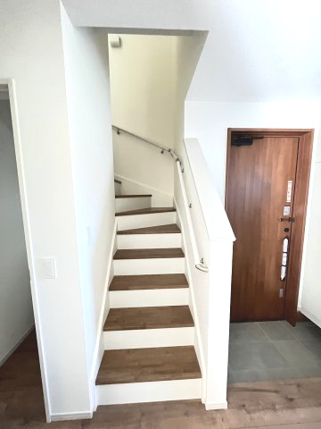 【内装】 | 大野城市南ケ丘5丁目4期　1号棟（全2棟）【仲介手数料無料・0円】 | 現地写真。2階へ上がる階段です。手摺もついて安全ですね。