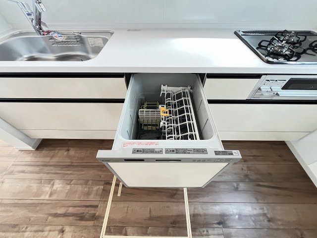 【キッチン】 | 大野城市南ケ丘5丁目4期　1号棟（全2棟）【仲介手数料無料・0円】 | 現地写真。食洗器が付いてます。