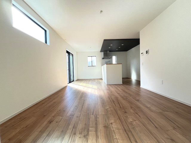 【居間・リビング】 | 大野城市南ケ丘5丁目4期　1号棟（全2棟）【仲介手数料無料・0円】 | 現地写真。リビングです。