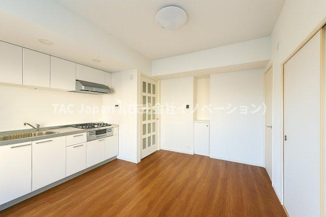 グリーンパーク六木2のキッチン|毎日の料理が楽しくなる、機能的でスタイリッシュなキッチン。収納も豊富で、すっきりとした空間を保ちながら、家族との会話が自然と生まれる心地よい場所です。