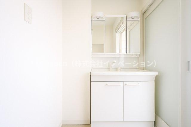 グリーンパーク六木2の独立洗面台|明るい洗面スペースは、使いやすさを徹底的に追求した設計です。忙しい朝も快適に自然と笑顔がこぼれる心地よいひとときを叶えます。毎日の身支度がスムーズに整う、家族みんなに優しい空間です。