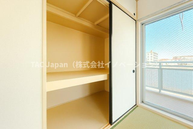 グリーンパーク六木2の収納|生活感をさりげなく隠す収納スペースが、インテリアを美しく整え、空間に広がりとゆとりをもたらします。細部までこだわった設計が、上質で心地よい暮らしを実現します。