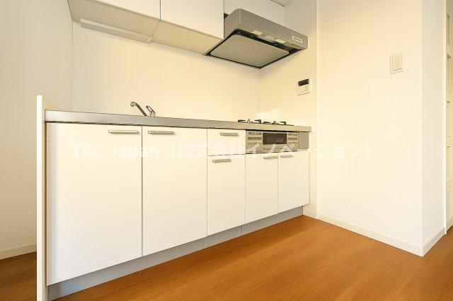 グリーンパーク六木2のキッチン|コンパクトながら使い勝手の良いキッチン。収納力もしっかり確保されています。
