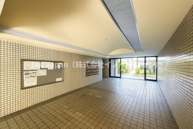 グリーンパーク六木2のロビー|広々とした明るいロビーは、陽光が差し込む心地よい空間を演出し、訪れる人の心をやさしく和ませます。待ち合わせやくつろぎの時間にもふさわしい、上質で優雅なエントランスです。）