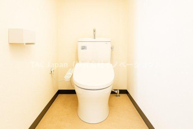 グリーンパーク六木2のトイレ|最新設備を備えたトイレは、快適性とスタイリッシュさを兼ね備えた空間。清潔感のある美しい内装とすっきりとしたデザインが、暮らしに心地よさをプラス。清潔・快適・美しさが調和した、上質なトイレ空間です。