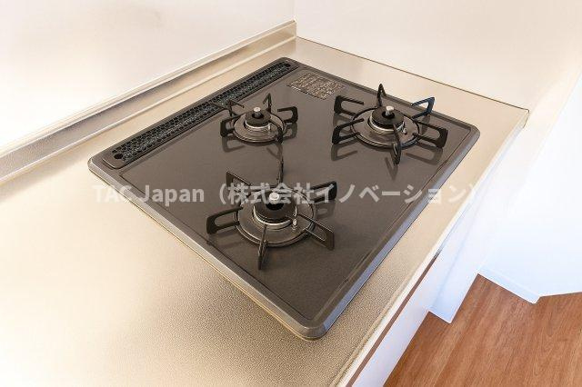 グリーンパーク六木2のキッチン|3口ガスコンロで、同時調理もスムーズに進み、時間を有効に使えるのがうれしいポイント。炒め物、煮込み、汁物など、複数の料理を一度に作れるので、忙しい朝や夕食の準備も効率よく進みます。