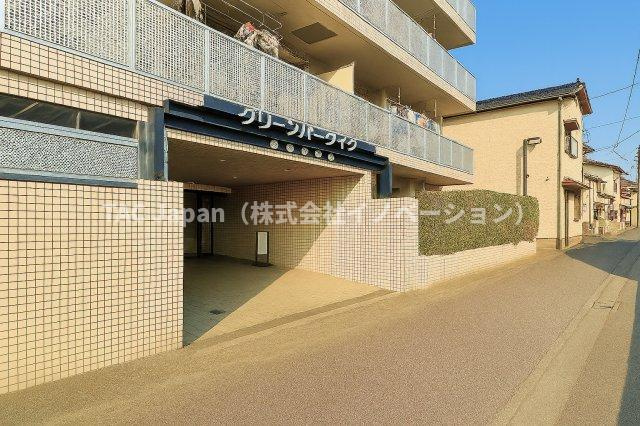 グリーンパーク六木2|落ち着いた上質感あふれるエントランスが、家族の帰宅を温かく包み込みます。毎日の生活に安心感と特別な安らぎをもたらし、住まう方の心にゆとりと豊かさをもたらします。