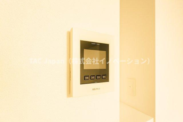 グリーンパーク六木2の防犯設備|リビングから来訪者の姿をしっかり確認できるモニター付きインターホンは、防犯性はもちろん、急な来客にも安心して対応できる心強い設備。ご家族の安全と安心な暮らしをそっと支えてくれます。