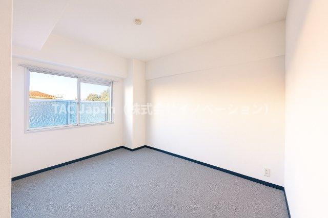 グリーンパーク六木2の洋室|家具のレイアウトも自由自在な洋室は、暮らす人のスタイルに寄り添える柔軟な一部屋。毎日をより快適に、自分らしく過ごせる場所です。