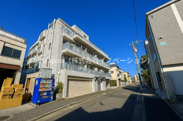 グリーンパーク六木2の外観|控えめながらも洗練されたフォルムが、街並みに自然と溶け込みます。ほどよい高さと落ち着きのある佇まいが、住まう人に安心感と静かな誇りをもたらします。